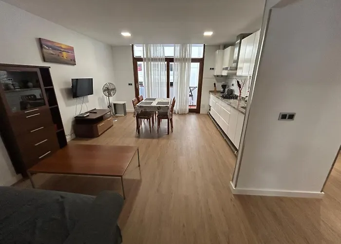 Piso Con Balcon Cerca De La Playa Lejlighed